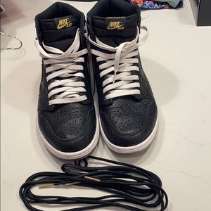 Gently used all leather Nike shoes